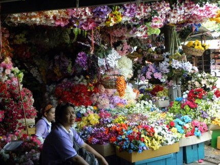 Thai lady selling flowers at Chatuchak Weekend Market. Photo credit: Jason Blanchard